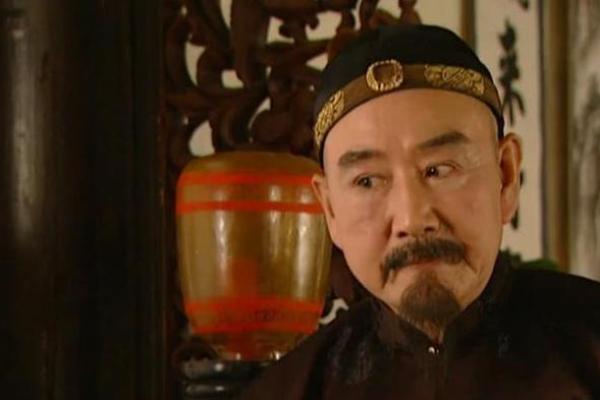 道士为八爷算命，算出三个字，邬思道也写下三个字，胤禛哈哈大笑