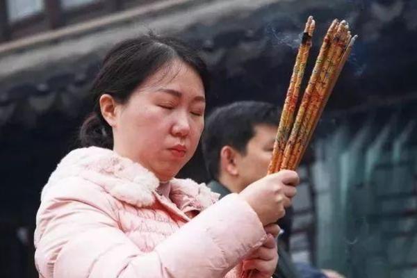 女子去算命，询问婚姻，算命先生：你的丈夫还没有出生