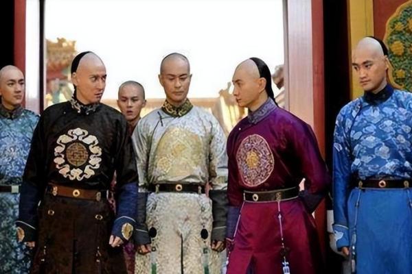 康熙帝拿出弘历的八字，相士看后：若女必为娼，若男必为皇