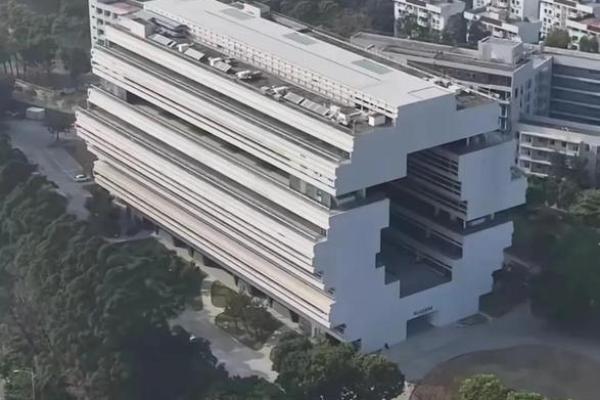 西侧是高楼风水